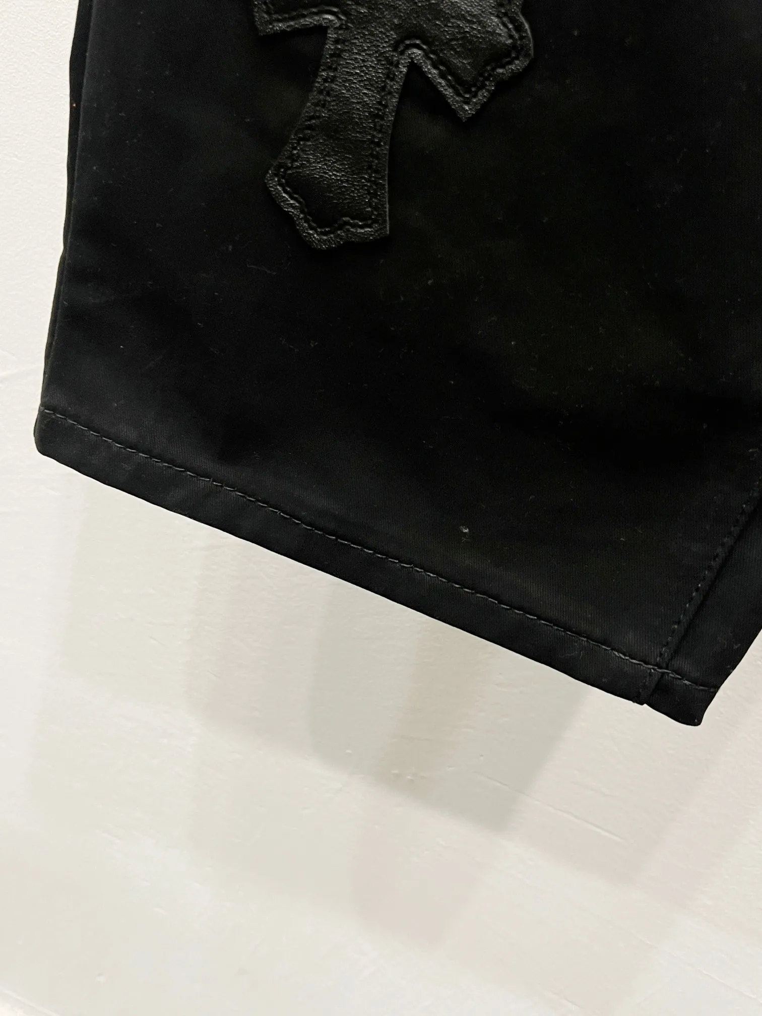 P260 Style No.: (c024) ChromeHearts & ChromeHearts patchwork leather Cow King jeans Original hardware accessories washed and other elevators, QR code analysis is from the original factory, high degree of restoration, welcome to compare with a certain product ~ Three-dimensional version Loose and comfortable, not picky about the body, taller and slimmer Big factory Seiko Original quality control Same style for men and women Can be matched with couples Versatile recommendation Necessary jeans for all seasons Hipsters have been disappointed From the quality selection of fabrics, the tailoring of details, and the matching of patterns, everything is impeccable! The upper body is so handsome when worn...it can be easily worn by men, women and children! The craftsmanship is made of heavy-duty washed pure cotton denim fabric. After washing, it is soft and thick and looks very stylish when worn. Size: 28, 30, 32, 34, 36 (S-XXL) Color: black